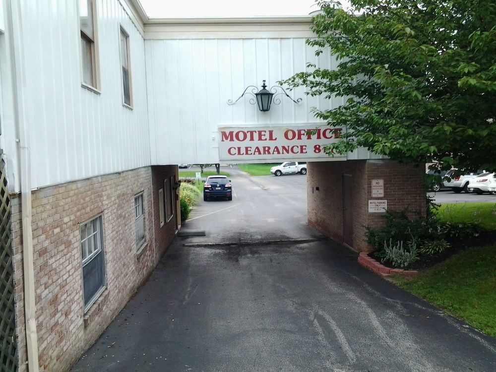 Hanover Hotel And Banquet Center Exterior photo