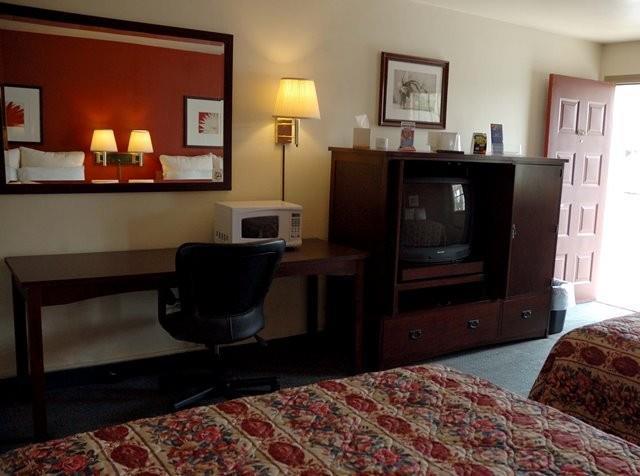 Hanover Hotel And Banquet Center Room photo